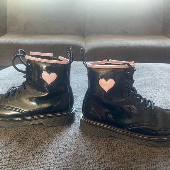 SOLD Girls heart Dr Martens size 3 - Picture 2 of 9